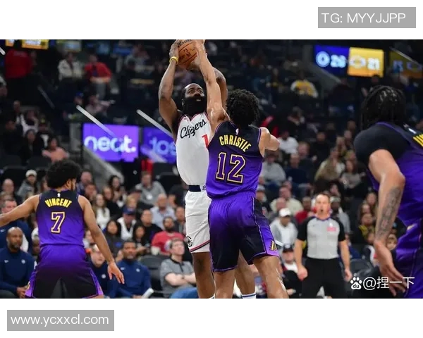 2010年湖人队与爵士队第二场激战回顾与精彩瞬间分析